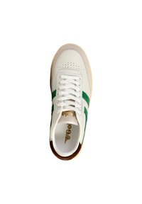 Baskets blanches avec des accents verts et bruns, présentant une tige en cuir lisse, une pointe perforée et un design classique à lacets.