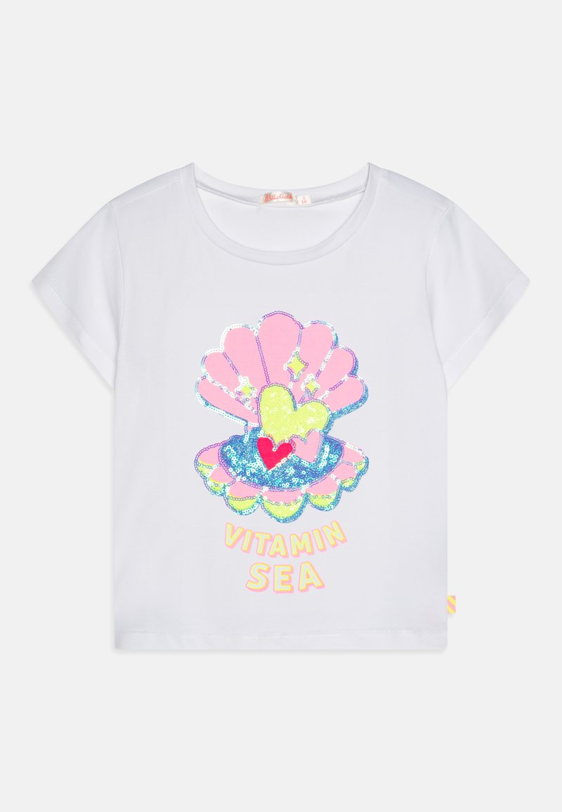 Witte katoenen t-shirt met een ronde hals en korte mouwen. Heeft een kleurrijke pailletten schelpgrafiek en de tekst "VITAMIN SEA" in het geel.