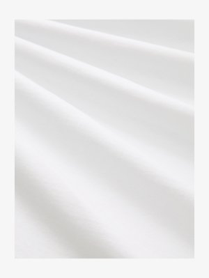 Kattunstoff, hvit farge, glatt tekstur med subtile folder og bretter. Jevn overflate, lett refleksiv, uten mønstre eller aksenter.