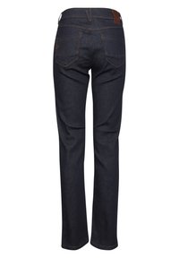 Jeans de mezclilla azul oscuro con piernas rectas, que cuentan con dos bolsillos traseros, costuras amarillas en contraste y un parche de cuero en la cinturilla.