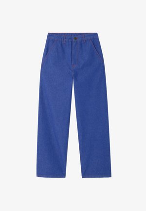 Pantalon en denim bleu avec une coupe droite, doté de coutures rouges, de deux poches avant, d'une fermeture à bouton et de passants de ceinture à la taille.