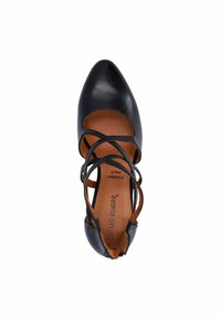 Scarpa in pelle nera con punta affusolata, caratterizzata da cinture incrociate e un design ritagliato. L'interno presenta una soletta color nocciola con il marchio.