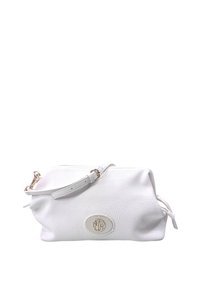 Borsa in pelle bianca con finitura testurizzata, tracolla rimovibile e un logo dorato. Forma rettangolare con angoli arrotondati.