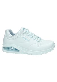 Jasnoniebieski trampki Skechers z gładką, perforowaną syntetyczną cholewką, z zapięciem na sznurówki i widoczną, wentylowaną podeszwą.