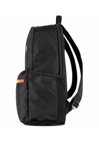 Mochila negra con un compartimento principal con cremallera, correas ajustables y un bolsillo lateral con una franja de acento rojo y amarillo.