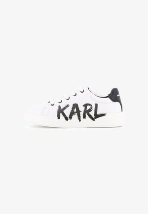 Baskets basses blanches avec languette de talon noire et texte noir "KARL" en police de traits de pinceau gras sur le côté, fermeture à lacets.