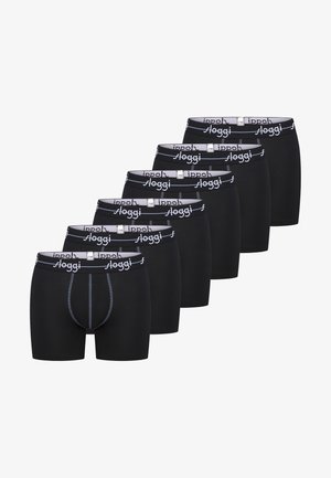 Sechs schwarze Boxershorts für Männer mit grauen Nähten und elastischen Bund mit der Aufschrift "Sloggi", diagonal auf weißem Hintergrund angeordnet.