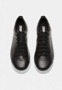 Svarta lädersneakers med en slät yta, rund tå och vit gummisula. Sex par snörhål med svarta snören. Varumärkeslogotyp synlig.