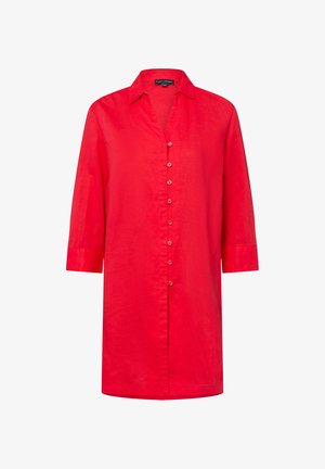 Rode button-up shirt met een kraag, driekwartmouwen en een gladde textuur. Heeft zes knopen aan de voorkant.