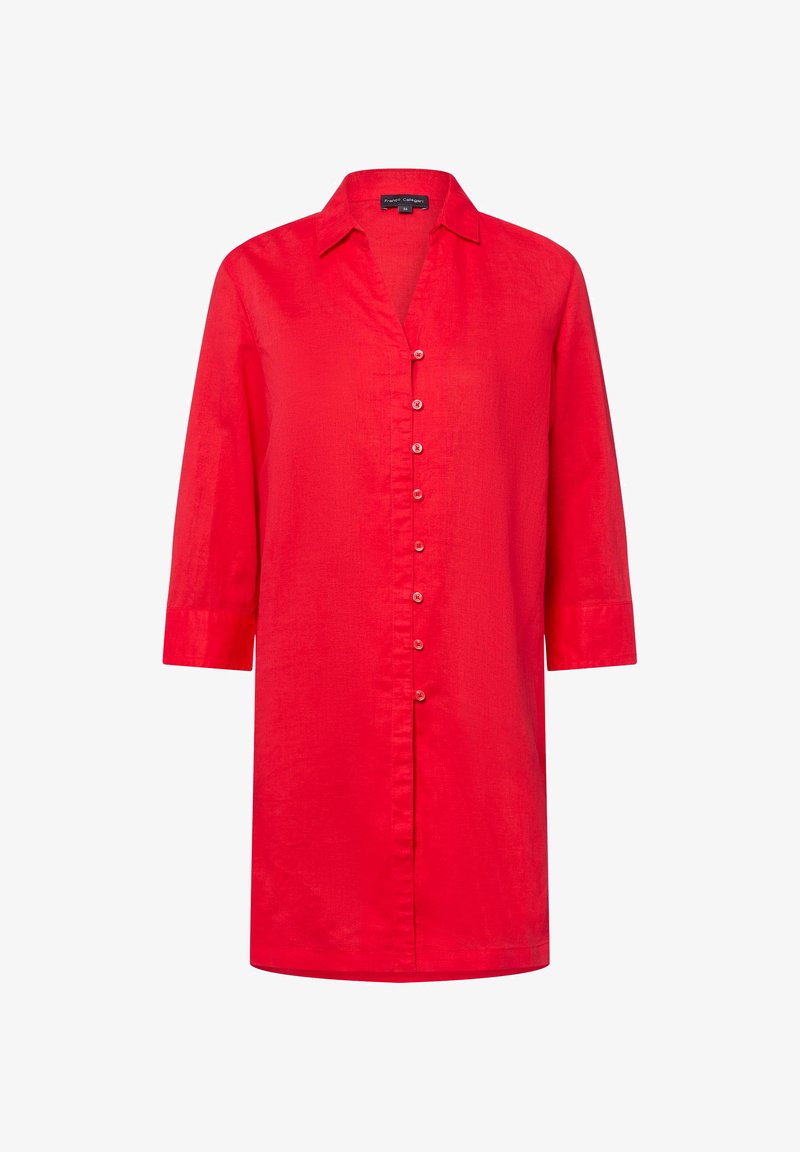 Rode button-up shirt met een kraag, driekwartmouwen en een gladde textuur. Heeft zes knopen aan de voorkant.