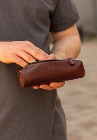 Gusti Leder ADDISON - Etui - mittelbraun