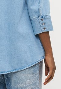 ONLY Petite ONLMARY CANBERRA AUTHENTIC - Blúzka so zapínaním na gombíky - medium blue denim
