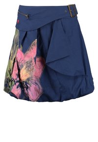 Blå kjol med stor rosa blommig rabatt, plisserad design, bred midjeband, liten dragkedjeficka och mässingsspänne.