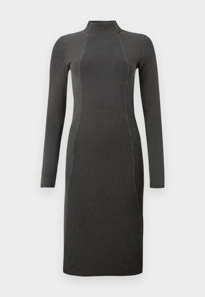 Robe à manches longues en tissu côtelé gris foncé. Caractéristiques d'un col montant et d'une silhouette ajustée avec des détails de couture verticaux.
