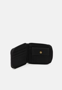 Billetera de tela negra con cremallera. Presenta múltiples ranuras para tarjetas, un bolsillo con botón a presión y una textura suave. Forma rectangular compacta.