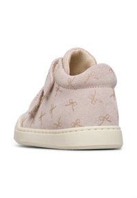 Scarpa alta in suede rosa chiaro con motivo di fiocchi dorati, cinturino in velcro e suola in gomma beige testurizzata. Punta arrotondata e colletto imbottito.