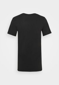 Jednobarevné černé tričko s krátkými rukávy zobrazené zezadu na bílém pozadí, s kulatým výstřihem a rovný lem.