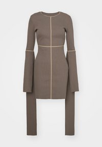 Mini-robe marron en maille côtelée à manches longues avec manches prolongées et détails de couture beige clair au centre et à la taille.