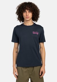 Navyblaue Baumwoll-T-Shirt mit kurzen Ärmeln, das ein pinkes "ELEMENT"-Logo auf der linken Brustseite zeigt. Einfacher Rundhalsausschnitt, normale Passform.