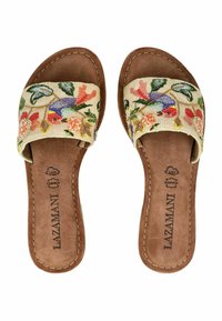 Sandales à glissière brodées avec une tige en tissu arborant des motifs floraux en rouge, bleu et vert. Semelle intérieure en cuir brun avec bords cousus.