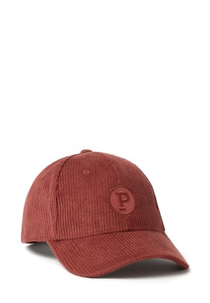 Rote Cord-Baseballmütze mit gebogenem Schirm und einem runden Logo-Patch mit dem Buchstaben "P". Strukturierter Stoff mit sichtbarem Rippenmuster.