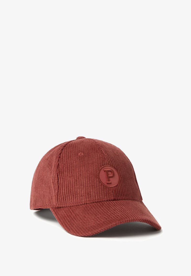 Rote Cord-Baseballmütze mit gebogenem Schirm und einem runden Logo-Patch mit dem Buchstaben "P". Strukturierter Stoff mit sichtbarem Rippenmuster.