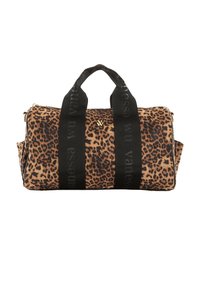 Borsa da viaggio con stampa leopardata e manici neri, con testo. Realizzata in tessuto resistente, ha una forma arrotondata e dettagli in hardware dorato.