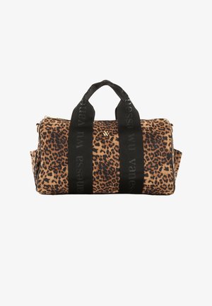 Sac de voyage en motif léopard avec des sangles noires arborant du texte. Fabriqué à partir d'un tissu durable, il a une forme arrondie et des accents en métal doré.