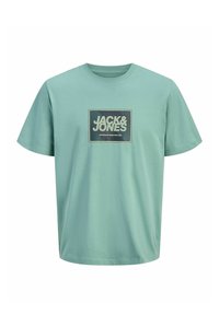 Jasnozielona bawełniana koszulka z prostokątnym nadrukiem z napisem "JACK & JONES" i tekstem poniżej. Okrągły dekolt, krótkie rękawy, luźny krój.