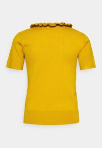 Suéter amarillo de manga corta con cuello volante y dobladillo acanalado, hecho de un tejido de punto suave, que presenta una forma ajustada.
