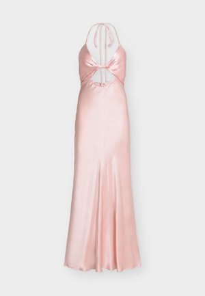 Rožinės spalvos satino vakarinė suknelė su kaklą rišančia juostele, priekio išpjova ir ilgu vamzdiniu sijonu ant balto fono.