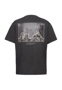 Svart bomullströja med en grafisk tryck på baksidan som föreställer ett berg och en stadsbild. Rund hals och korta ärmar.