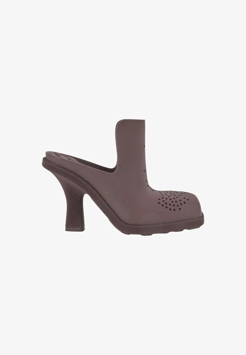 Mule marron à talon haut et large, empeigne fermée perforée, et ouvert à l'arrière type slip-on.