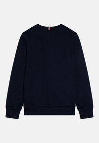 Felpa blu navy con classico scollo a girocollo e polsini a costine. Presenta un dettaglio di cucitura a forma di V sul retro del collo.