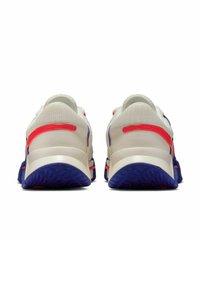 Scarpe sportive bianche con accenti viola e rossi. Presentano una tomaia in mesh testurizzato, suola ammortizzata e suola in gomma con motivo.