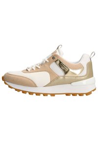 Sportliche Schuhe aus einer Mischung von beigem Wildleder, weißem Mesh und goldenen Akzenten. Gummisohle mit strukturiertem Grip, robusten Schnürsenkeln und Zugschlaufe.