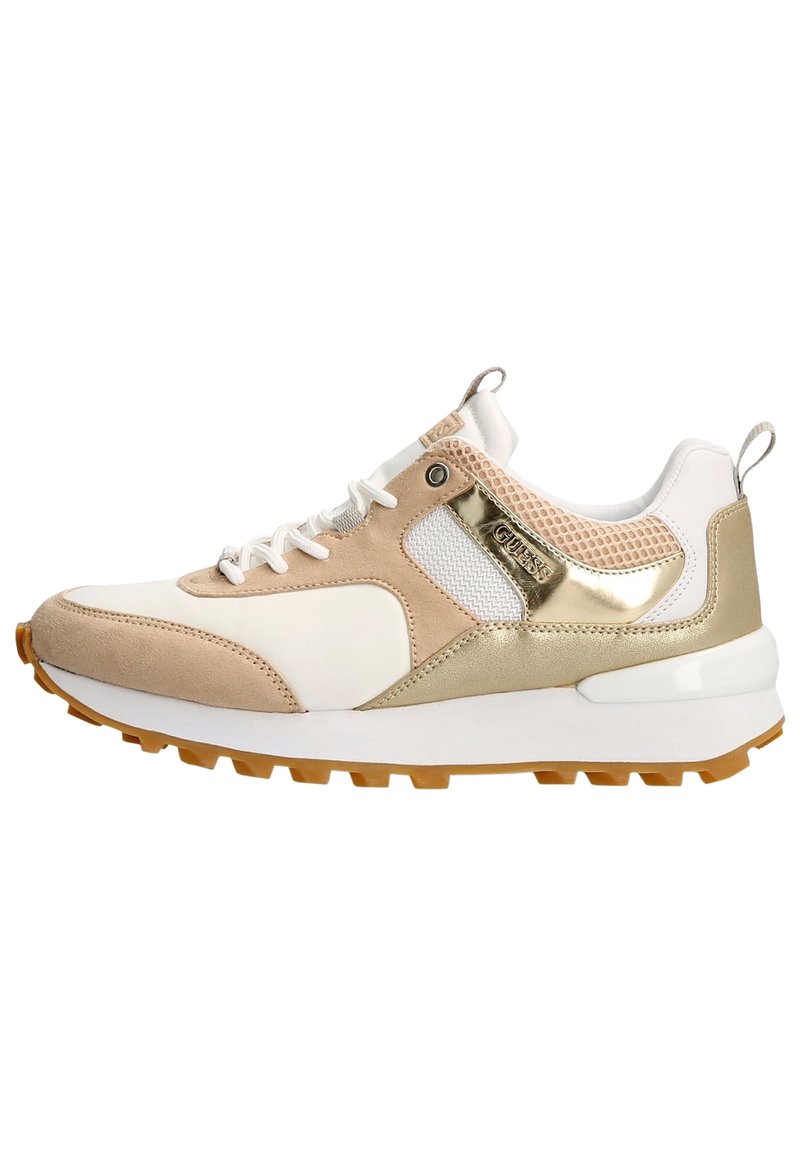 Sportliche Schuhe aus einer Mischung von beigem Wildleder, weißem Mesh und goldenen Akzenten. Gummisohle mit strukturiertem Grip, robusten Schnürsenkeln und Zugschlaufe.