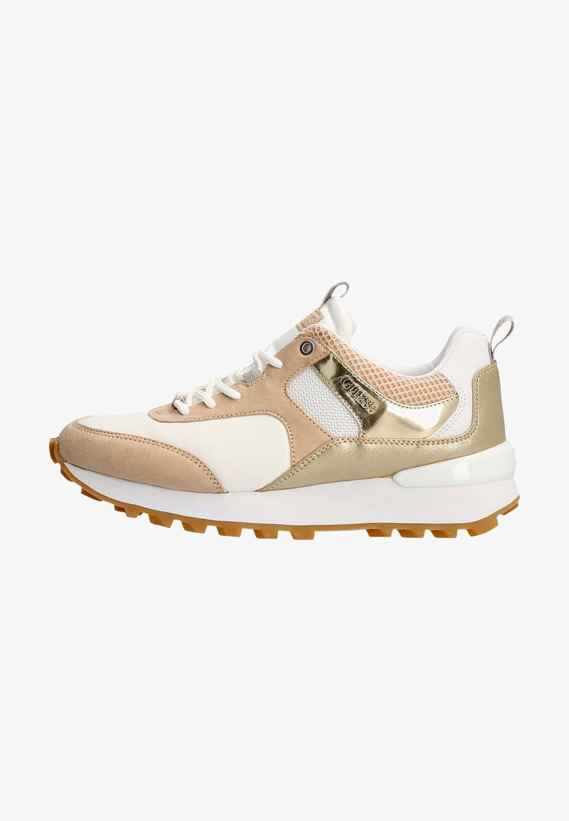 Sportliche Schuhe aus einer Mischung von beigem Wildleder, weißem Mesh und goldenen Akzenten. Gummisohle mit strukturiertem Grip, robusten Schnürsenkeln und Zugschlaufe.