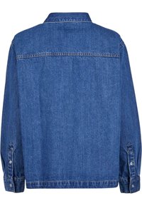 Denim jacket in medium blue met een knoopkraag, lange mouwen en manchetten met drukknoopjes. De achterkant toont een platte stiknaad. 