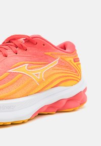 Mizuno WAVE SKYRISE 5 - Scarpe da corsa su strada - dubarry/white/citrus