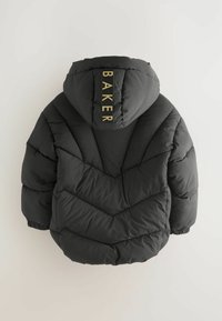 Doudoune noire avec un design matelassé en chevrons, capuche et logo doré "BAKER" au dos. Le matériau semble lisse et mat.