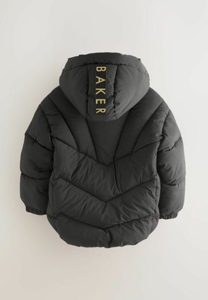 Mustapuff jacket, jossa on saumanomaisella tyylillä varustettu muotoilu, huppu ja kultainen "BAKER"-merkintä takana. Materiaali näyttää sileältä ja mattapintaiselta.