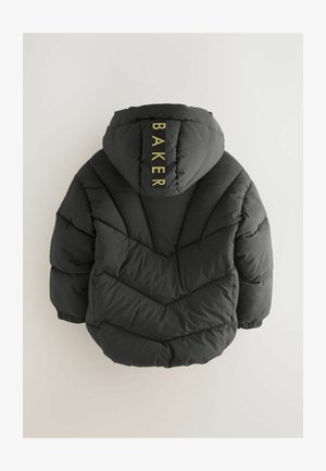 Giacca a vento nera in materiale trapuntato a zig-zag, con cappuccio e marchio dorato "BAKER" sul retro. Il materiale sembra liscio e opaco.