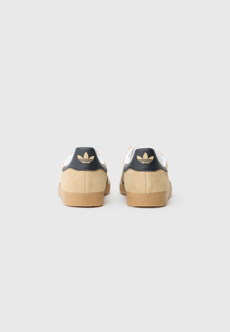 adidas gazelle silver green womens adidas Originals Gazelle - Blanc Cassé/Noir Utilitaire/Caoutchouc 5 main image 0
