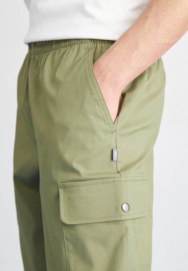 ICON - Cargo trousers - dark olivine3