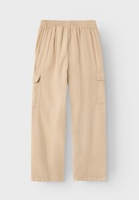 Beige cargobyxor med elastisk midja, två sidfickor, raka ben och en mjuk textur.
