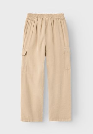 Pantaloni cargo bej cu un brâu elastic, două buzunare laterale, picioare drepte și o textură netedă.