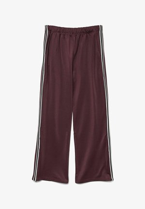 Pantalons de sport bordeaux avec une finition texturée, taille élastique et rayures blanches sur les côtés. Design à jambe droite et sans poches visibles.