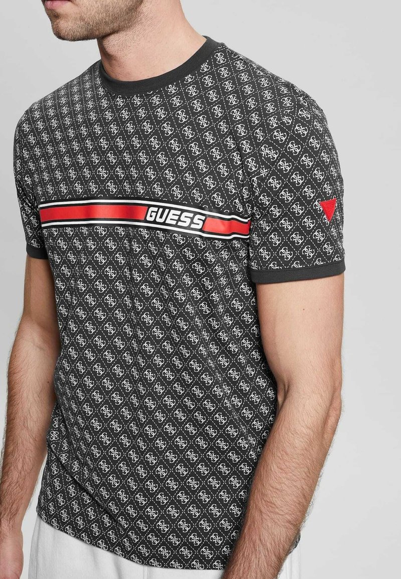 Guess LOGO ALL OVER - Print T-shirt - schwarz/black - Zalando.ie