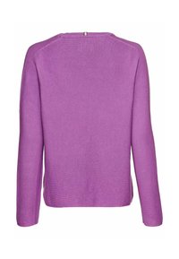 Lilla strikket sweater med rund halsudskæring, lange ærmer og lige snit. Har detaljer med en bagsøm og tekstureret strikmønster.